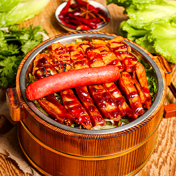 【热销盖饭】孜然烤肉+脆皮鸡双拼饭+香肠+牛肉丸+配菜 肉质鲜美多汁 配菜新鲜爽口