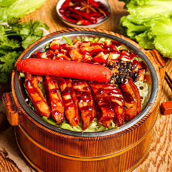 【双拼套餐】蜜汁烤肉+脆皮鸡双拼饭+香肠+牛肉丸+配菜 营养搭配丰富 鲜美可口